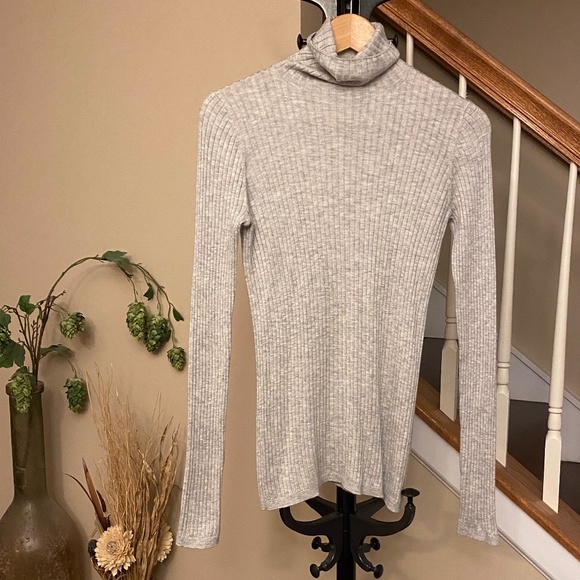 Vince Lightweight Skinny Ribbed Turtleneck Sweater in Light Grey Size Small - Picture 1 of 11